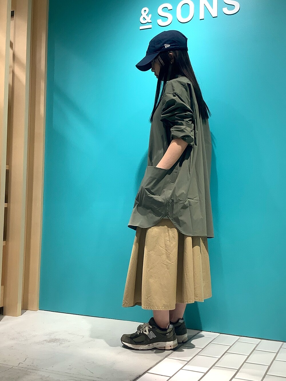 グリーン系のシャツ/ブラウスを着用したレディースの夏コーディネートの3枚目の写真