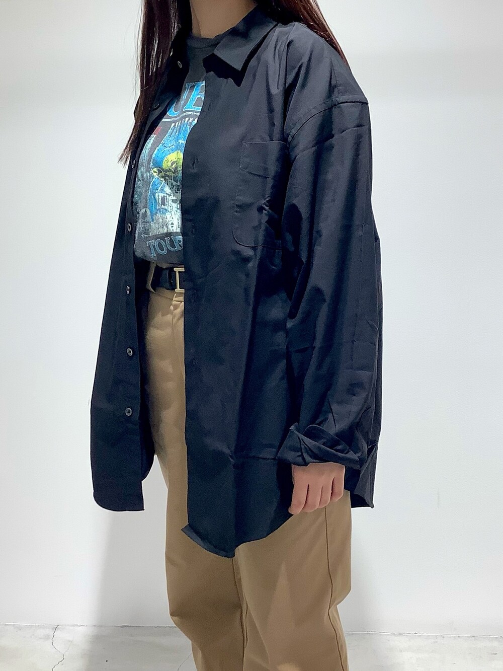 ブラック系のシャツ/ブラウスを着用したレディースの秋コーディネートの2枚目の写真