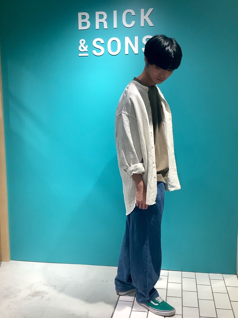 ホワイト系のシャツ/ブラウスを着用したメンズの夏コーディネートの2枚目の写真