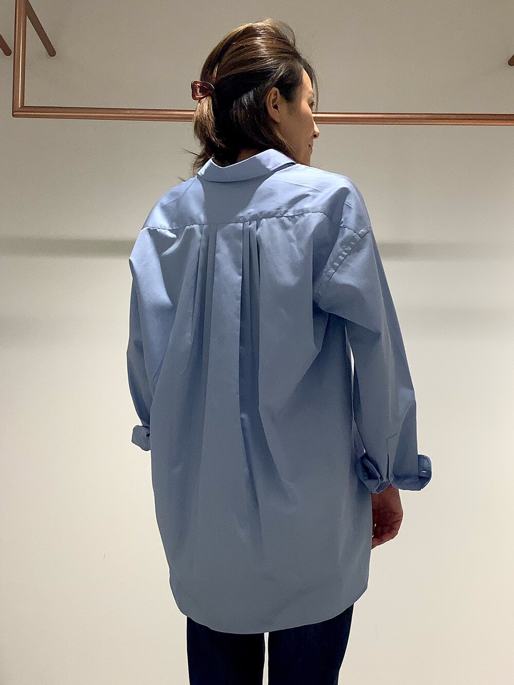 ブルー系のシャツ/ブラウスを着用したレディースの秋コーディネートの2枚目の写真