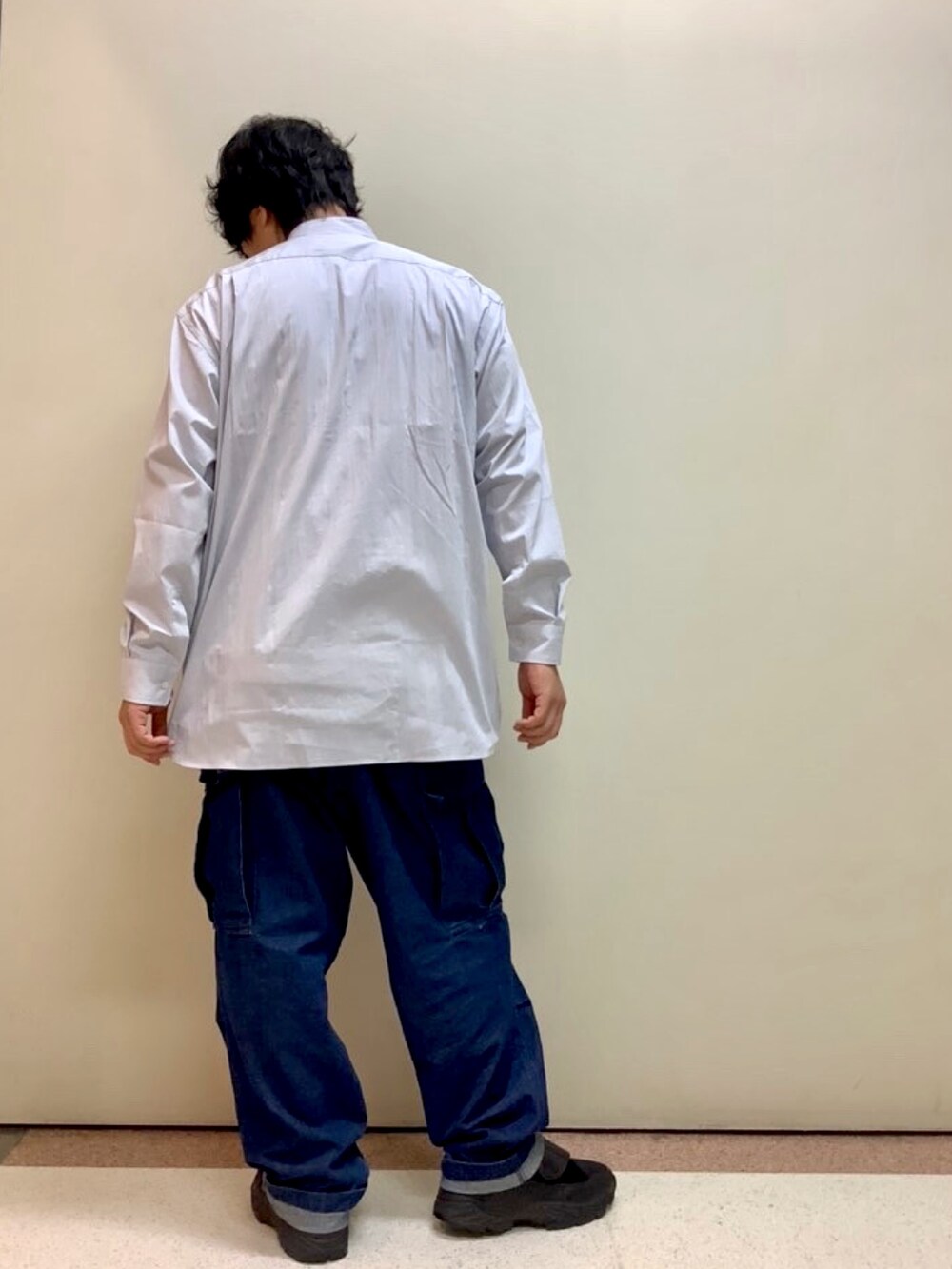 グレー系のシャツ/ブラウスを着用したメンズの夏コーディネートの2枚目の写真