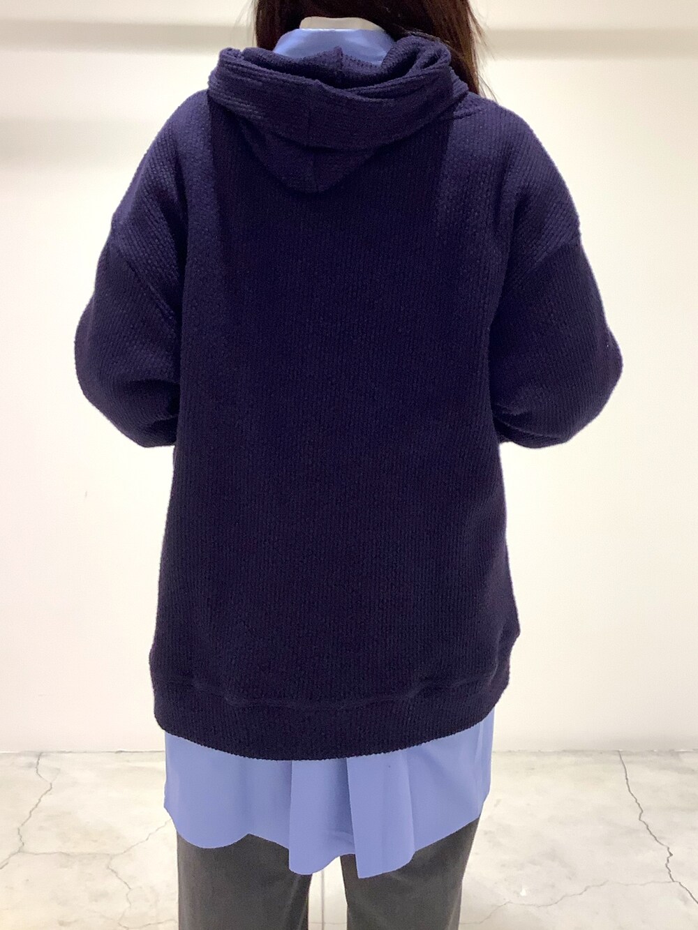 ブルー系のシャツ/ブラウス、ブルー系のパーカーを着用したレディースの冬コーディネートの3枚目の写真