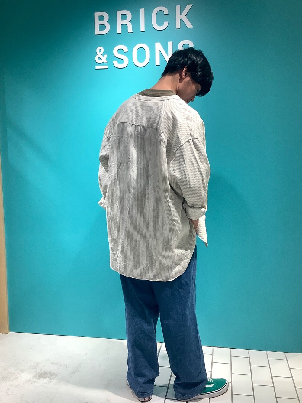 ホワイト系のシャツ/ブラウスを着用したメンズの夏コーディネートの3枚目の写真