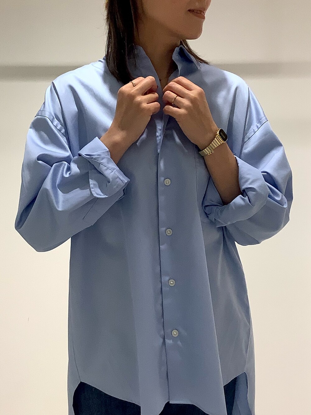 ブルー系のシャツ/ブラウスを着用したレディースの秋コーディネートの3枚目の写真