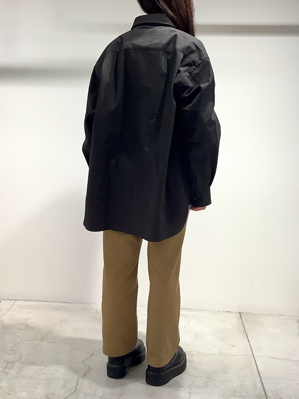グレー系のシャツ/ブラウスを着用したレディースの冬コーディネートの4枚目の写真