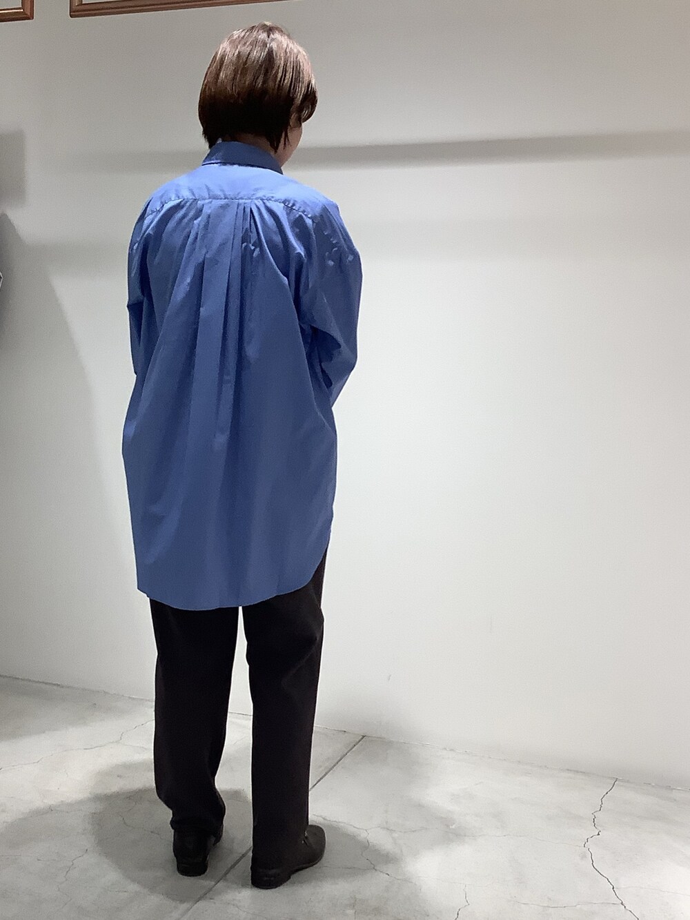 ブルー系のシャツ/ブラウスを着用したレディースの秋コーディネートの3枚目の写真