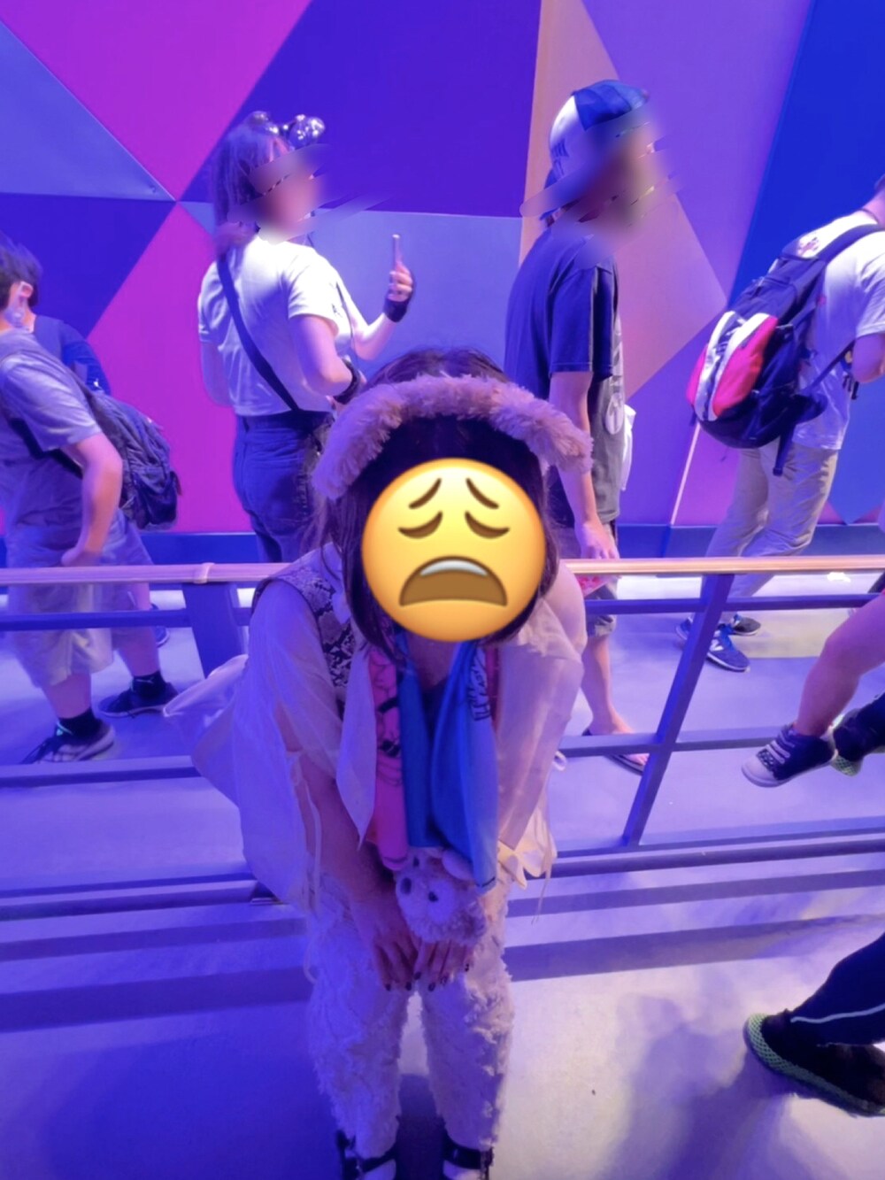 ベージュ系のシャツ/ブラウス、ベージュ系のその他パンツ、ホワイト系のアンダーウェアを着用したレディースの夏コーディネートの2枚目の写真