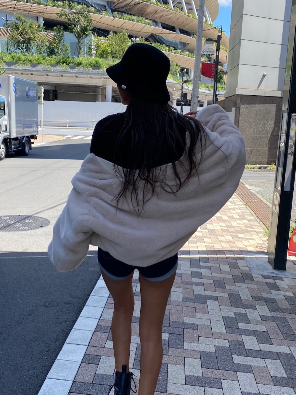 ブラック系のMA-1、ブルー系のデニムパンツ、ブラック系のニット/セーターを着用したレディースの秋コーディネートの4枚目の写真