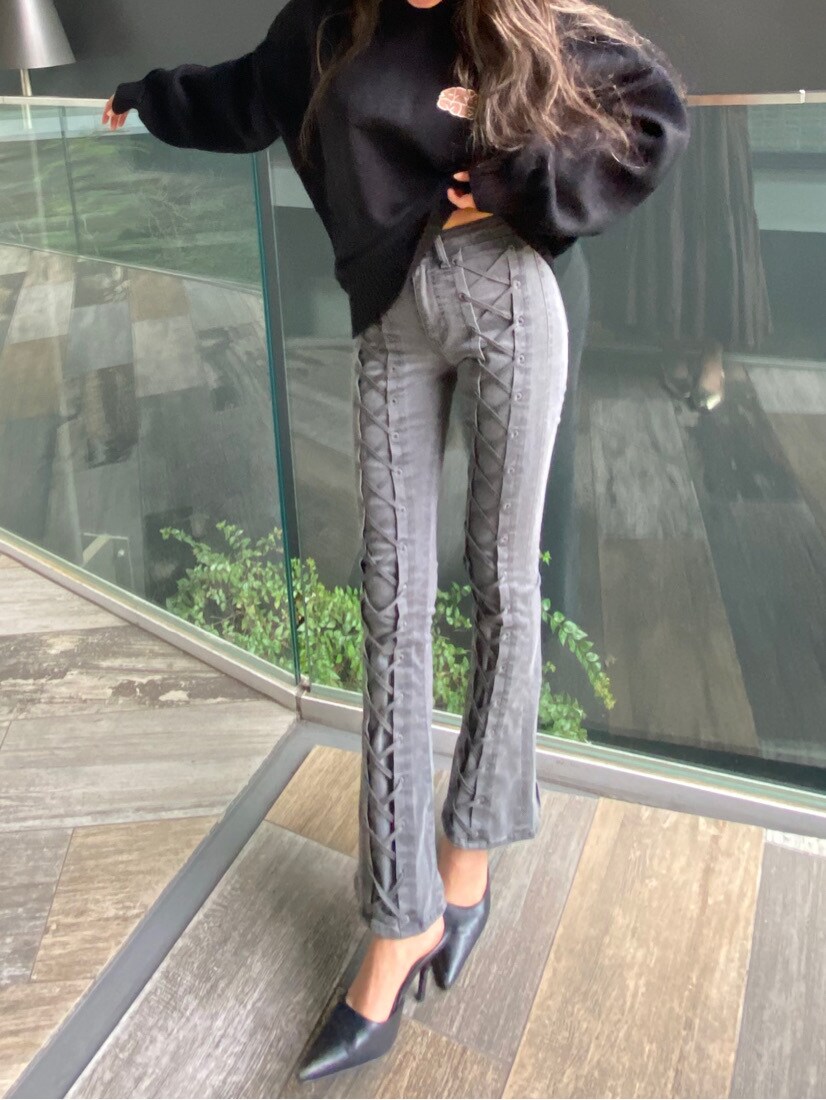 ブラック系のパンプス、グレー系のその他パンツ、ブラック系のニット/セーターを着用したレディースの秋コーディネートの3枚目の写真