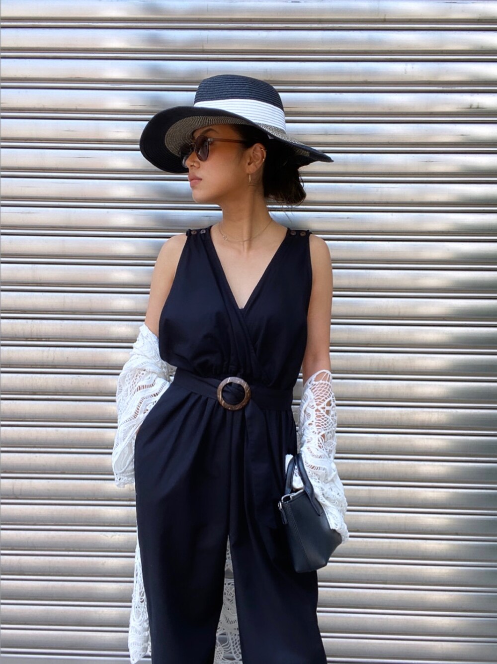 ホワイト系のカーディガン/ボレロを着用したレディースの夏コーディネートの2枚目の写真