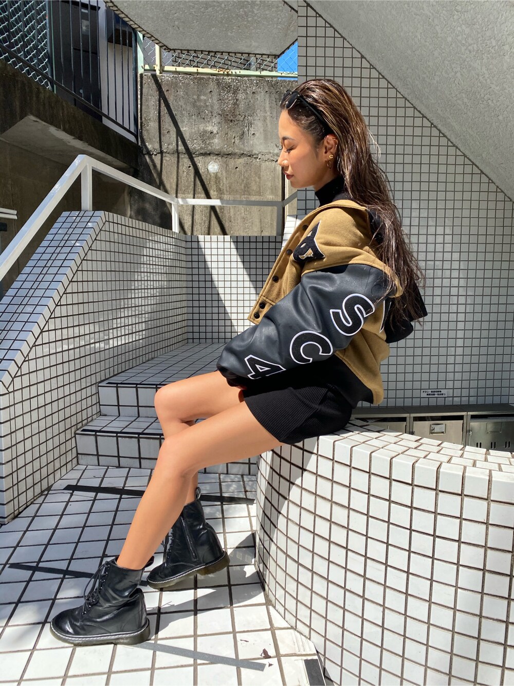 ブラック系のワンピースを着用したレディースの秋コーディネートの4枚目の写真