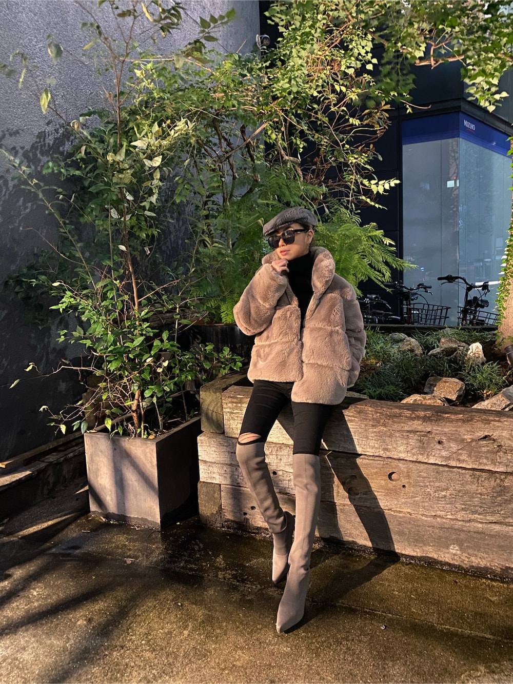 ブラック系のその他パンツ、ベージュ系のブーツ、ベージュ系のムートンコートを着用したレディースの秋コーディネートの2枚目の写真