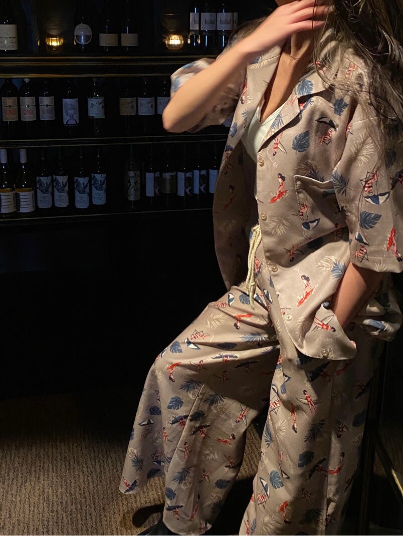 ベージュ系のシャツ/ブラウスを着用したレディースの夏コーディネートの2枚目の写真