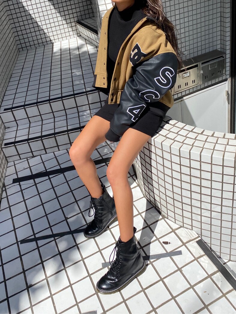 ブラック系のワンピースを着用したレディースの秋コーディネートの5枚目の写真