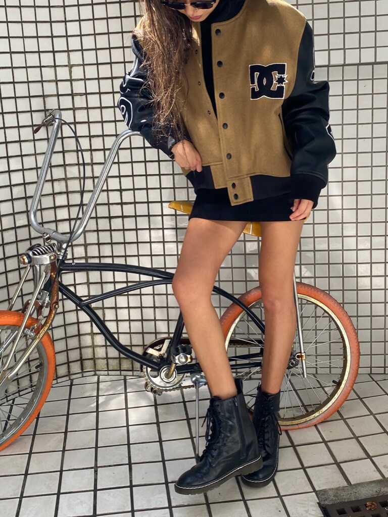 ブラック系のワンピースを着用したレディースの秋コーディネートの2枚目の写真