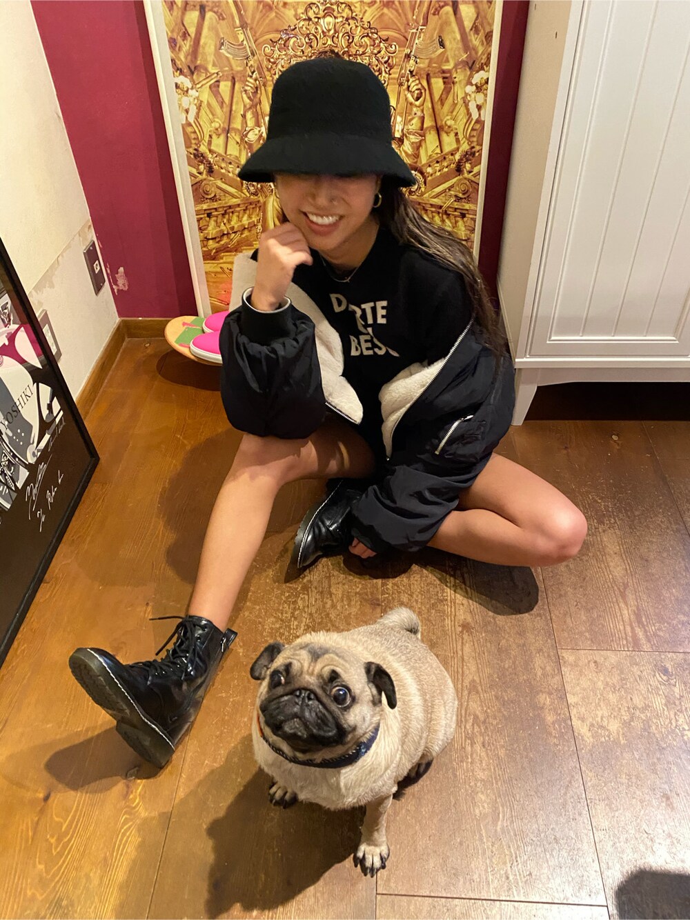 ブラック系のMA-1、ブルー系のデニムパンツ、ブラック系のニット/セーターを着用したレディースの秋コーディネートの2枚目の写真