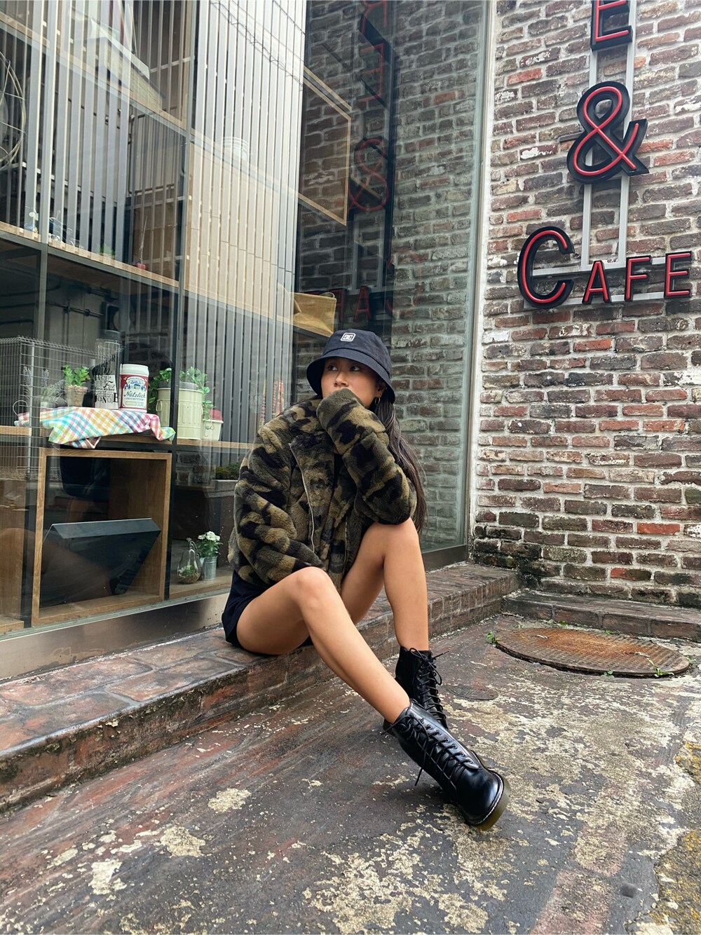 ベージュ系のその他パンツ、ブラック系のローファー、その他のライダースジャケットを着用したレディースの秋コーディネートの3枚目の写真