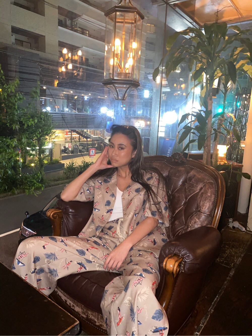 ベージュ系のシャツ/ブラウスを着用したレディースの夏コーディネートの3枚目の写真