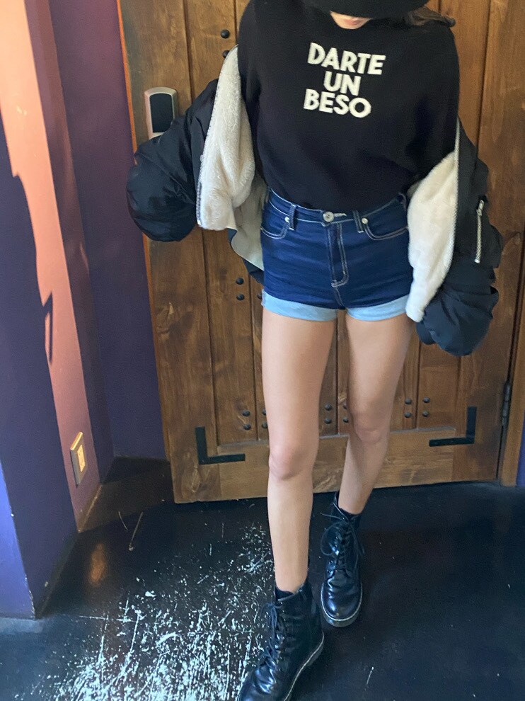 ブラック系のMA-1、ブルー系のデニムパンツ、ブラック系のニット/セーターを着用したレディースの秋コーディネートの3枚目の写真