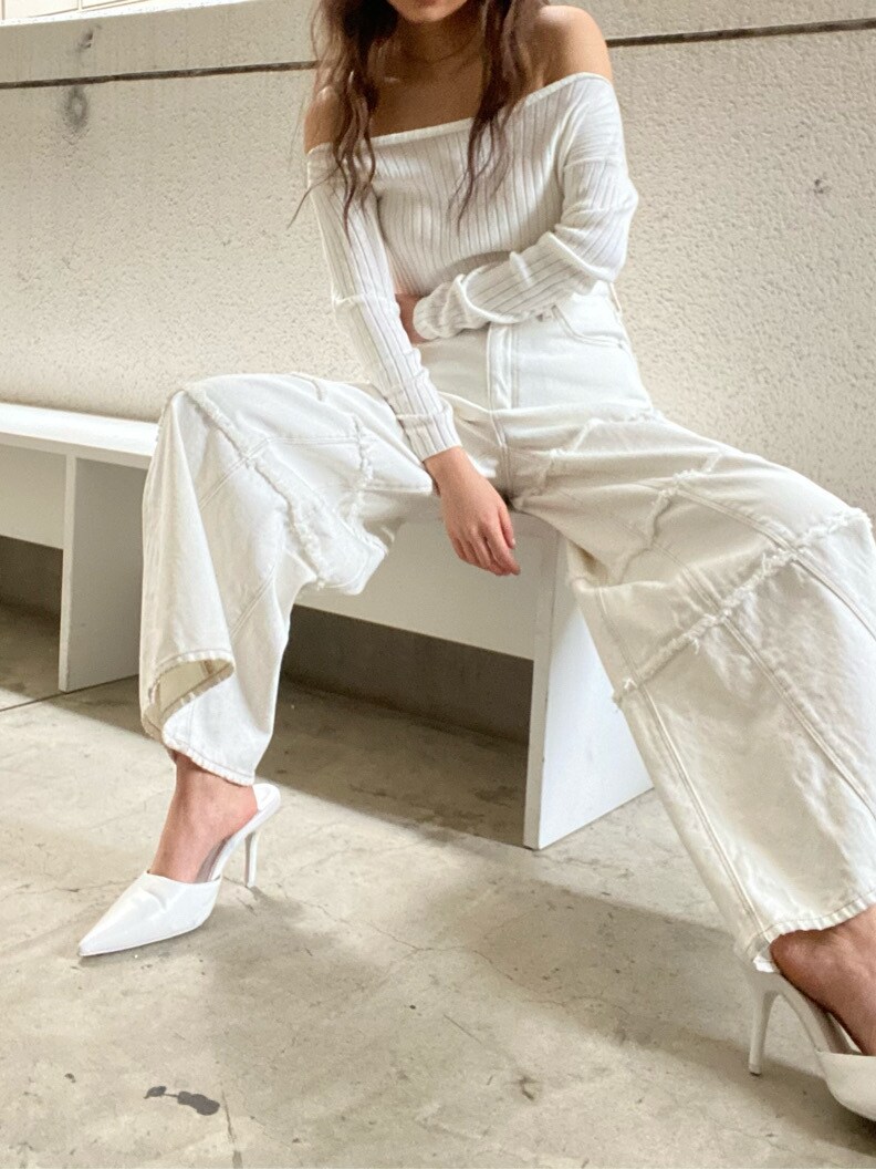 ホワイト系のデニムパンツ、ホワイト系のニット/セーターを着用したレディースの冬コーディネートの3枚目の写真