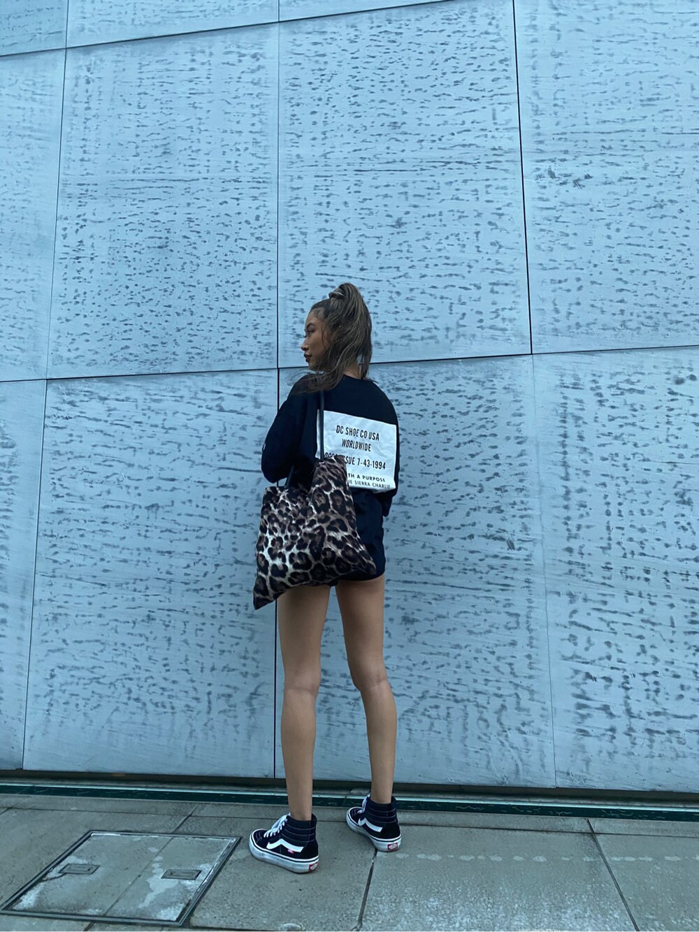 ブラック系のスウェットを着用したレディースの夏コーディネートの2枚目の写真