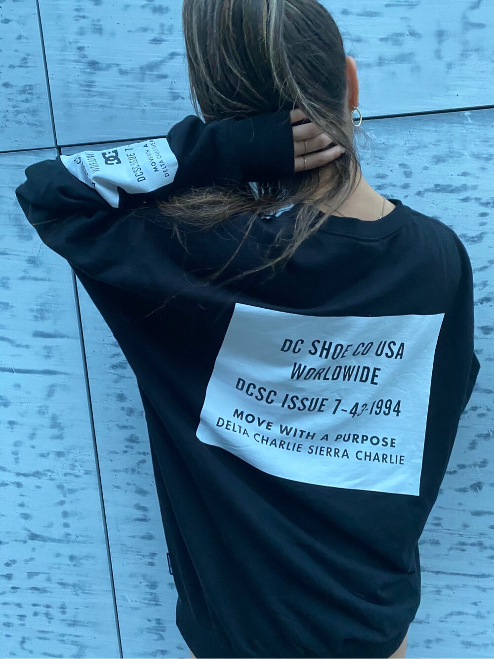 ブラック系のスウェットを着用したレディースの夏コーディネートの3枚目の写真