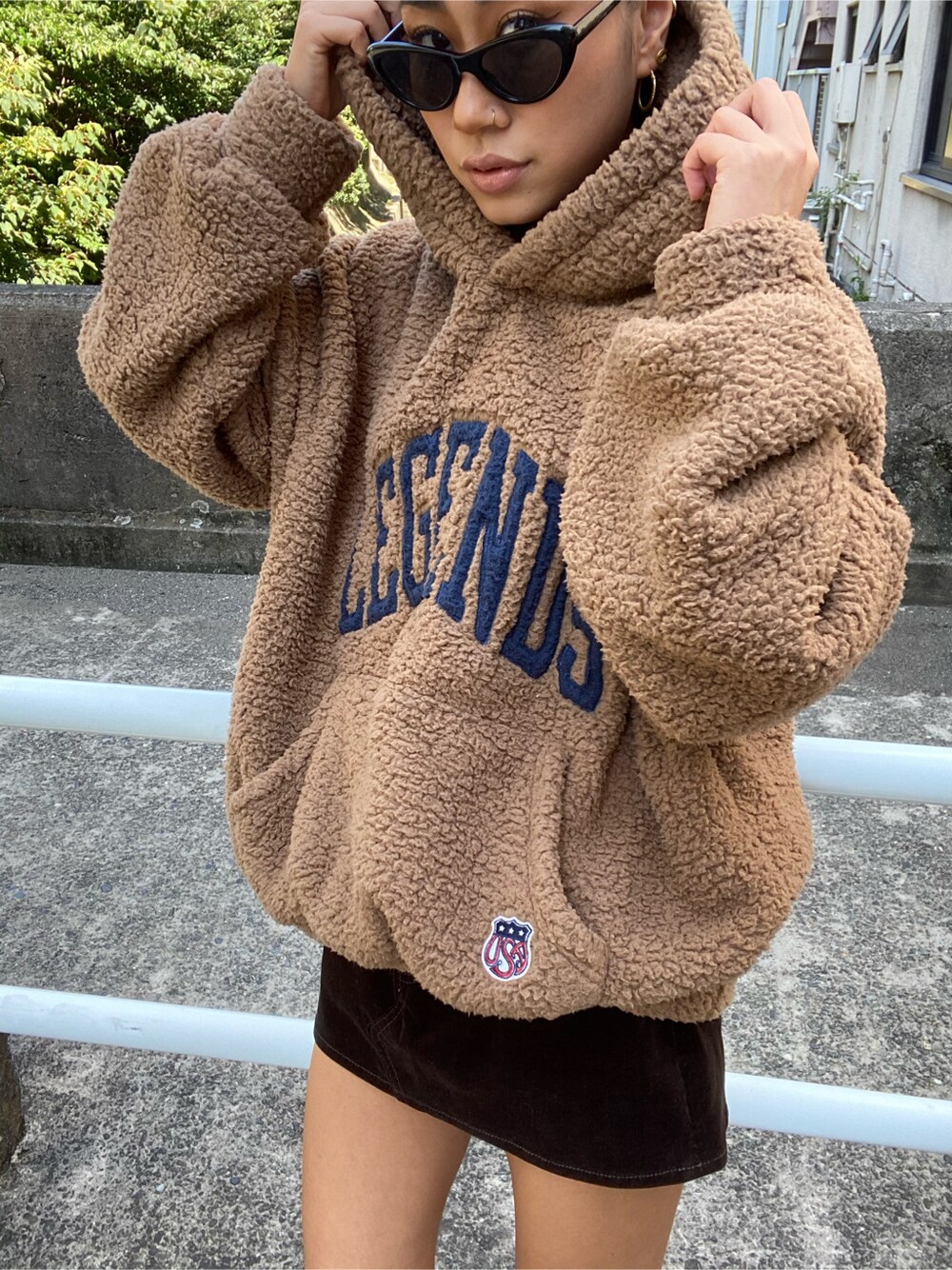 ブラウン系のパーカーを着用したレディースの秋コーディネートの4枚目の写真