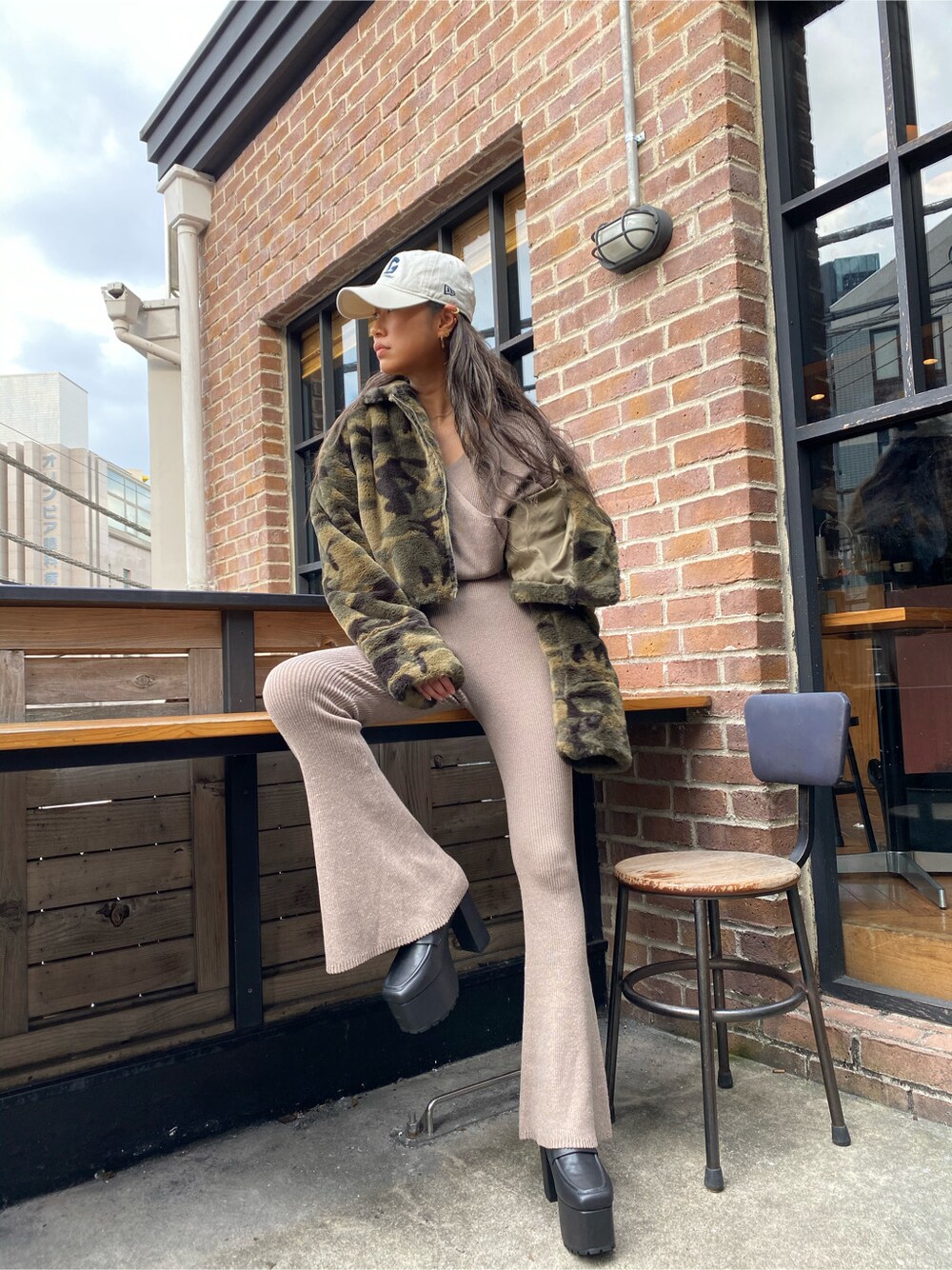 ベージュ系のその他パンツ、ブラック系のローファー、その他のライダースジャケットを着用したレディースの秋コーディネートの2枚目の写真