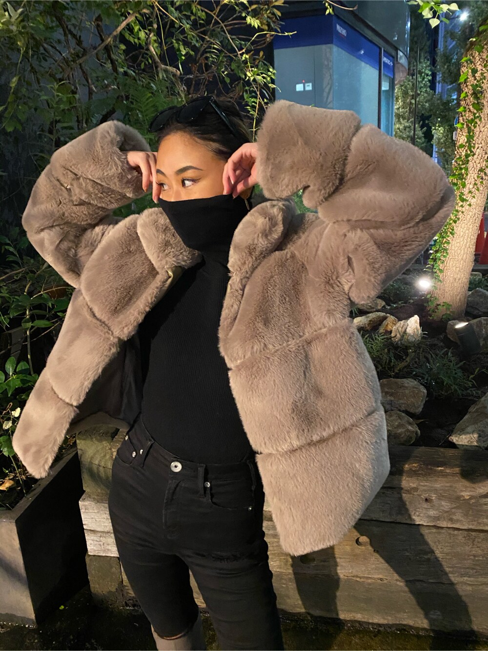 ブラック系のその他パンツ、ベージュ系のブーツ、ベージュ系のムートンコートを着用したレディースの秋コーディネートの4枚目の写真