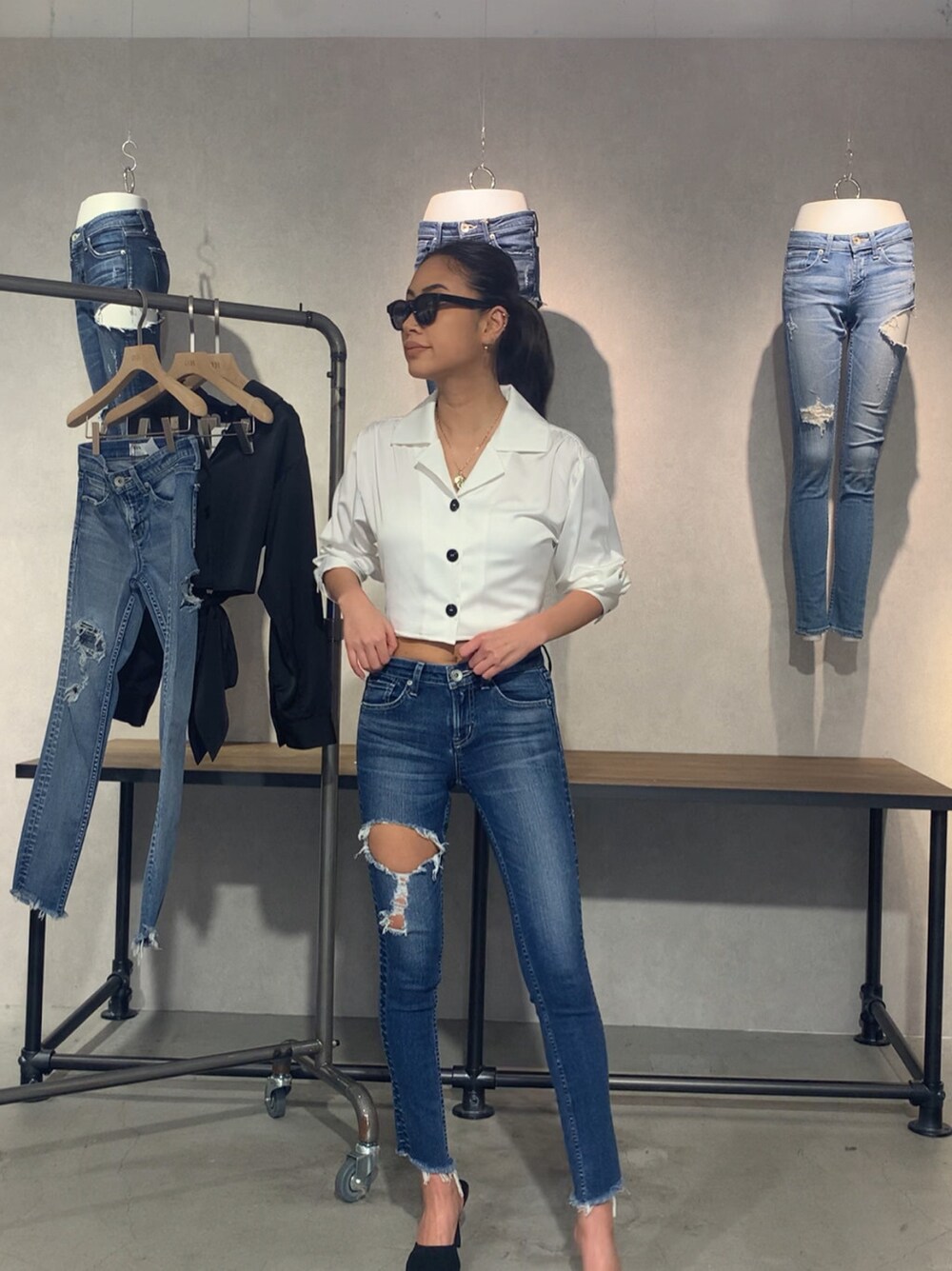 ホワイト系のシャツ/ブラウス、ブルー系のデニムパンツを着用したレディースの冬コーディネートの2枚目の写真