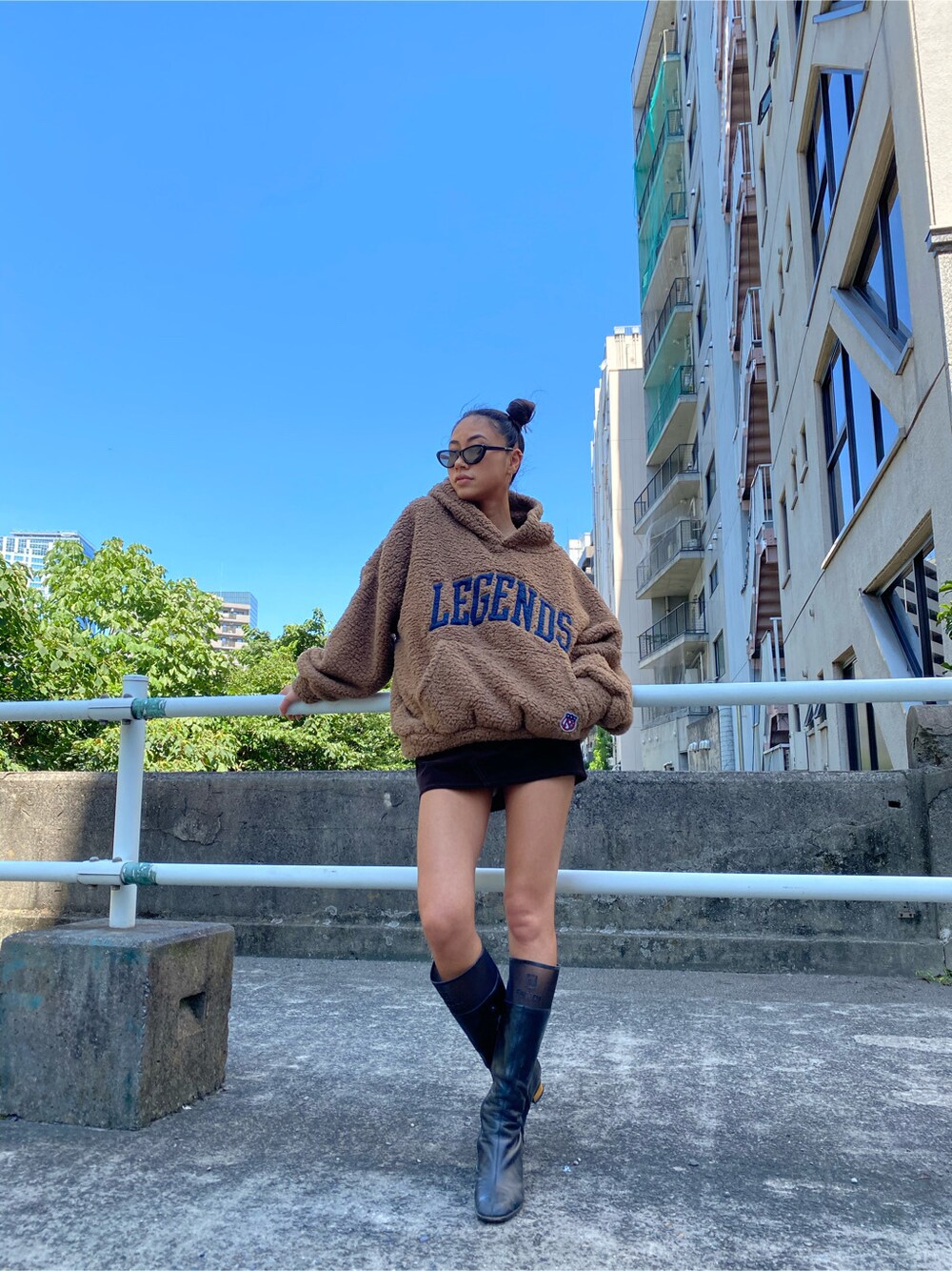 ブラウン系のパーカーを着用したレディースの秋コーディネートの2枚目の写真