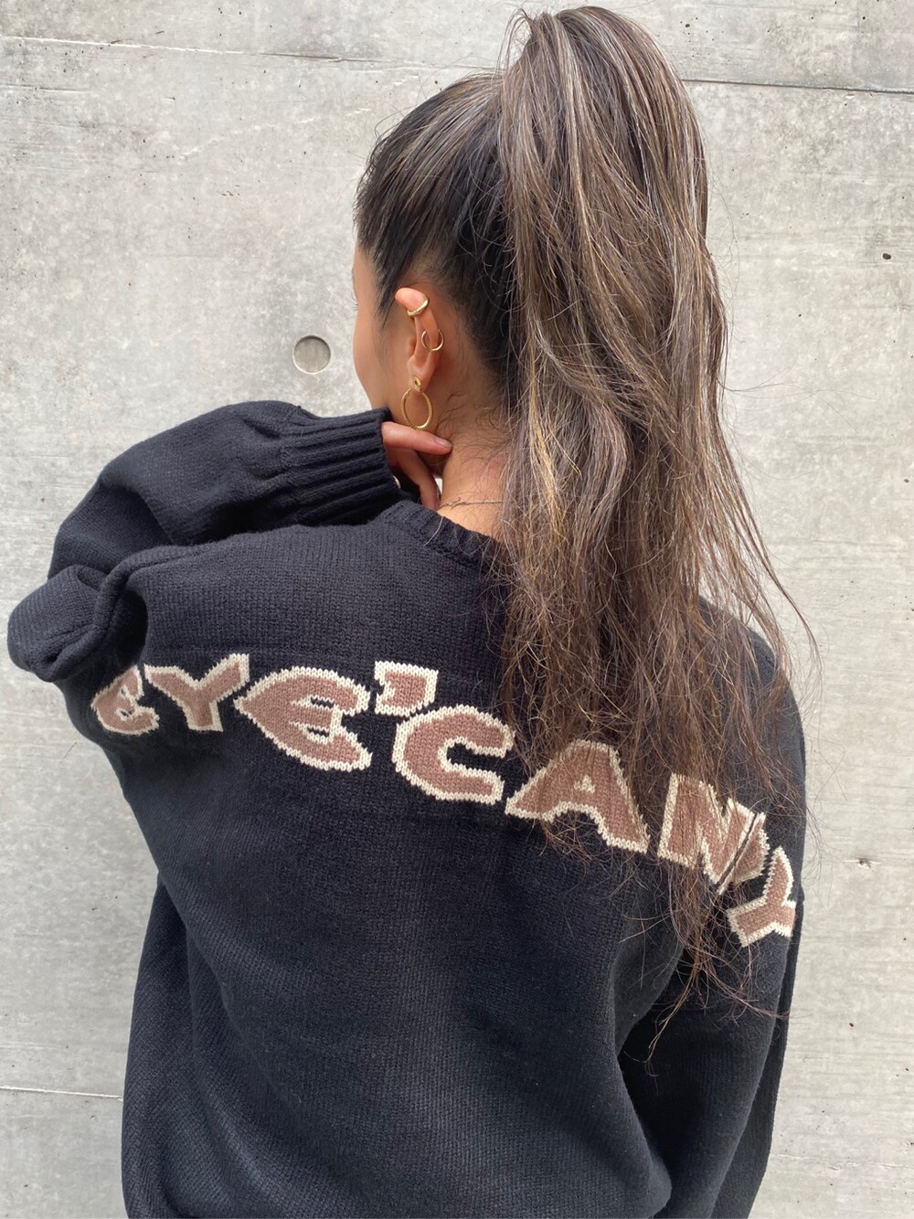 ブラック系のパンプス、グレー系のその他パンツ、ブラック系のニット/セーターを着用したレディースの秋コーディネートの4枚目の写真