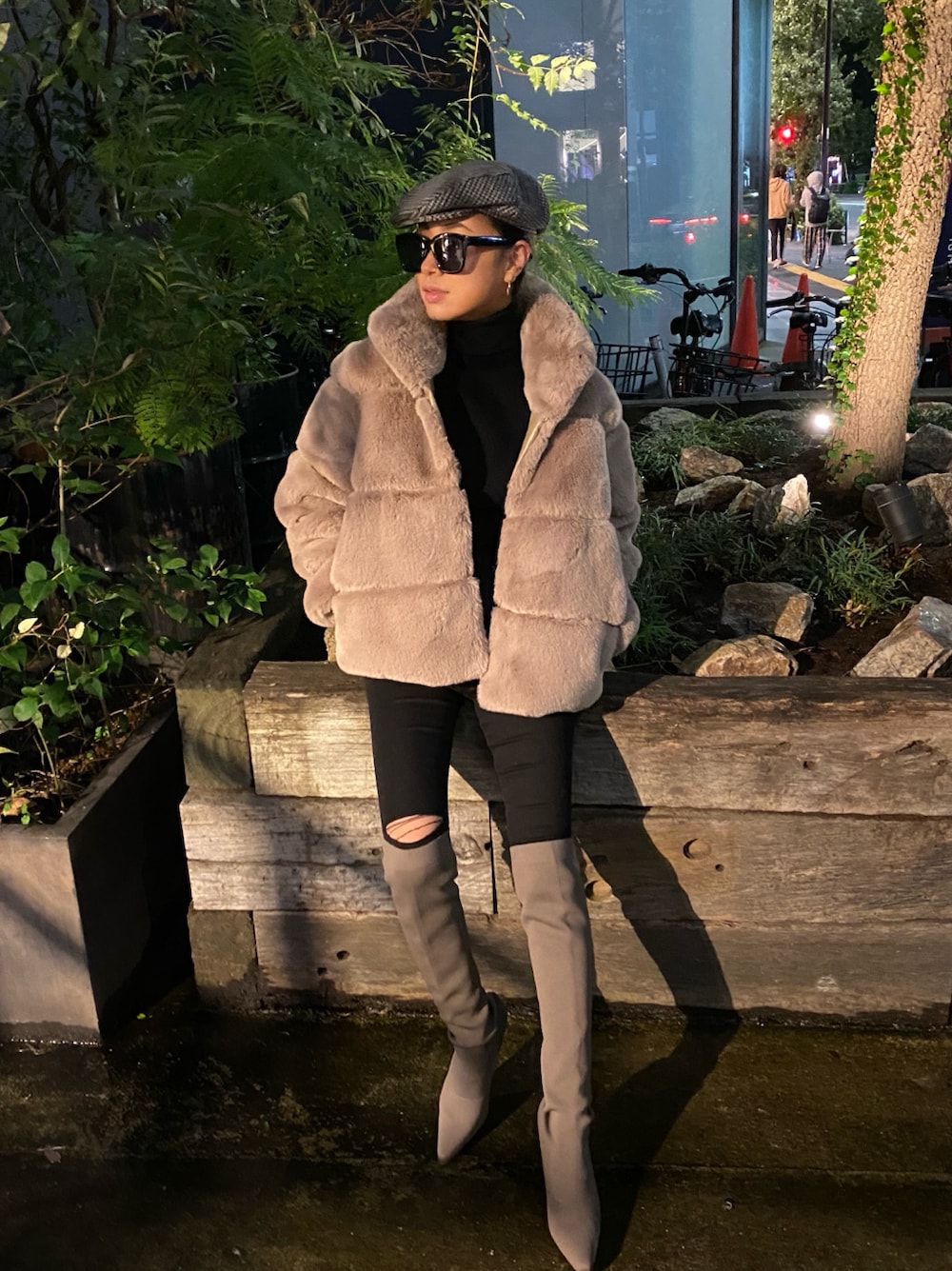 ブラック系のその他パンツ、ベージュ系のブーツ、ベージュ系のムートンコートを着用したレディースの秋コーディネートの3枚目の写真