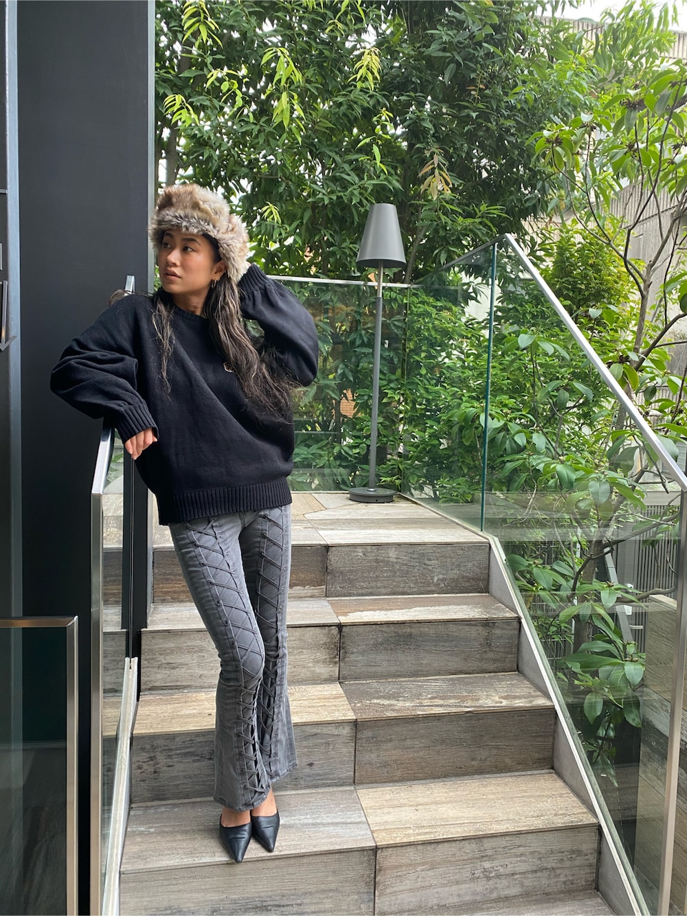 ブラック系のパンプス、グレー系のその他パンツ、ブラック系のニット/セーターを着用したレディースの秋コーディネートの2枚目の写真