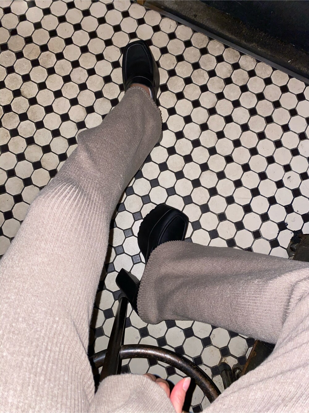 ベージュ系のその他パンツ、ブラック系のローファー、その他のライダースジャケットを着用したレディースの秋コーディネートの4枚目の写真