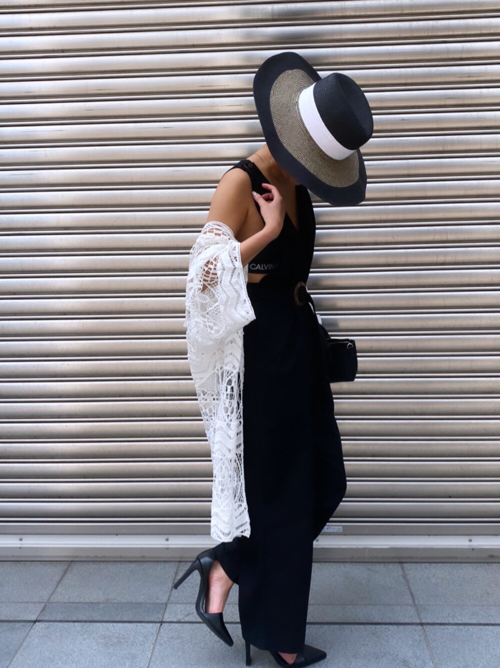 ホワイト系のカーディガン/ボレロを着用したレディースの夏コーディネートの3枚目の写真