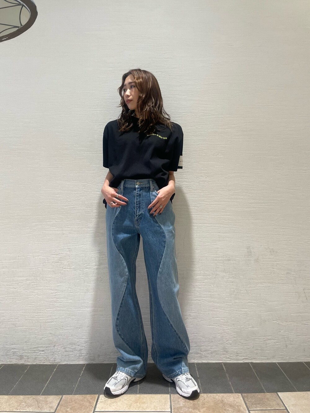 ブラック系のTシャツ/カットソー、ブルー系のデニムパンツを着用したレディースの夏コーディネートの4枚目の写真