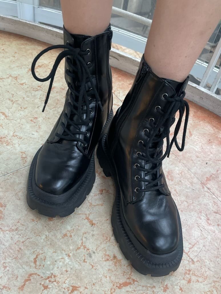 ブラック系のショルダーバッグ、ブラック系のその他パンツ、ブラック系のニット/セーターを着用したレディースの秋コーディネートの8枚目の写真