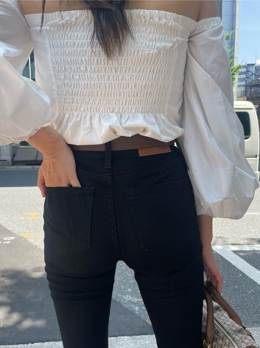 ブラウン系のブーツ、ブラウン系のボストンバッグ、ホワイト系のシャツ/ブラウスを着用したレディースの秋コーディネートの7枚目の写真