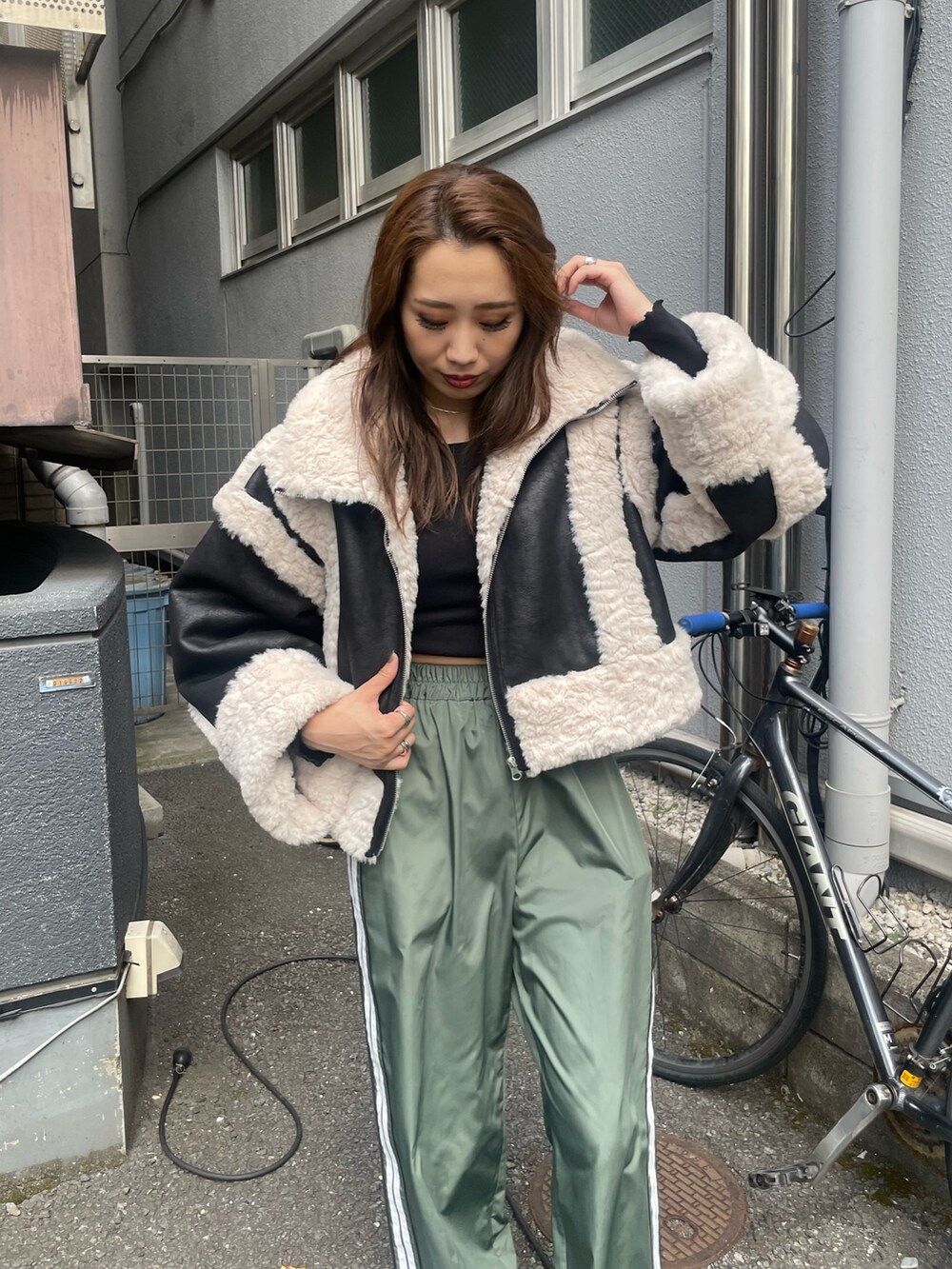 ホワイト系のスニーカー、グリーン系のその他パンツ、ブラック系のTシャツ/カットソーを着用したレディースの夏コーディネートの4枚目の写真