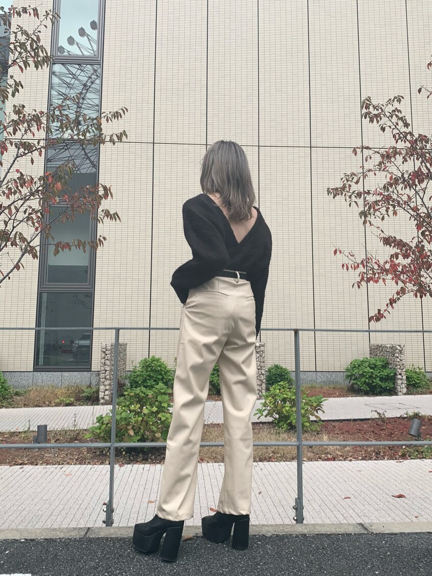 ブラック系のニット/セーター、ホワイト系のその他パンツ、ブラック系のベルトを着用したレディースの秋コーディネートの2枚目の写真