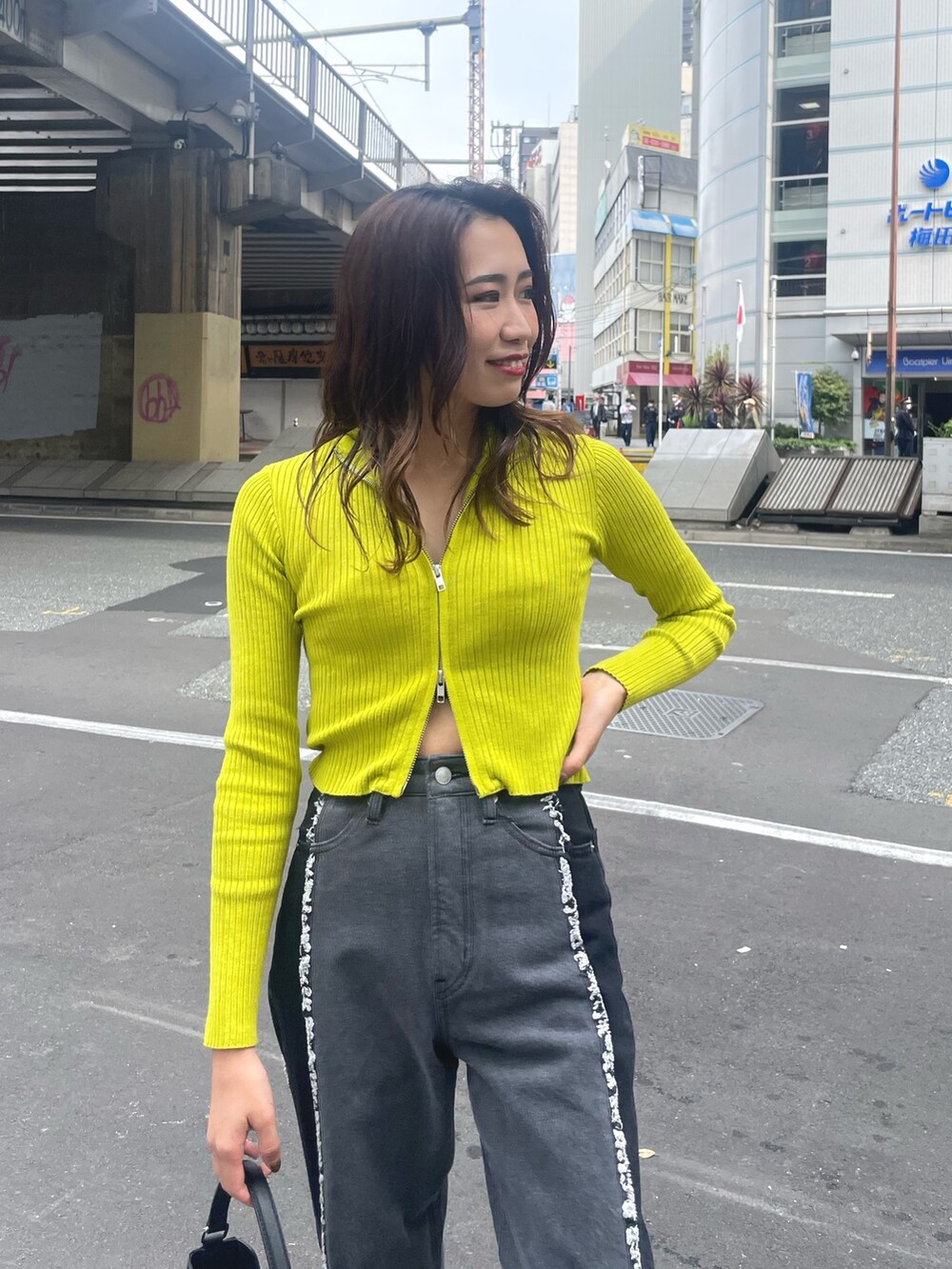 ブラック系のブーツ、ブラック系のハンドバッグ、ブラック系のニット/セーターを着用したレディースの秋コーディネートの3枚目の写真