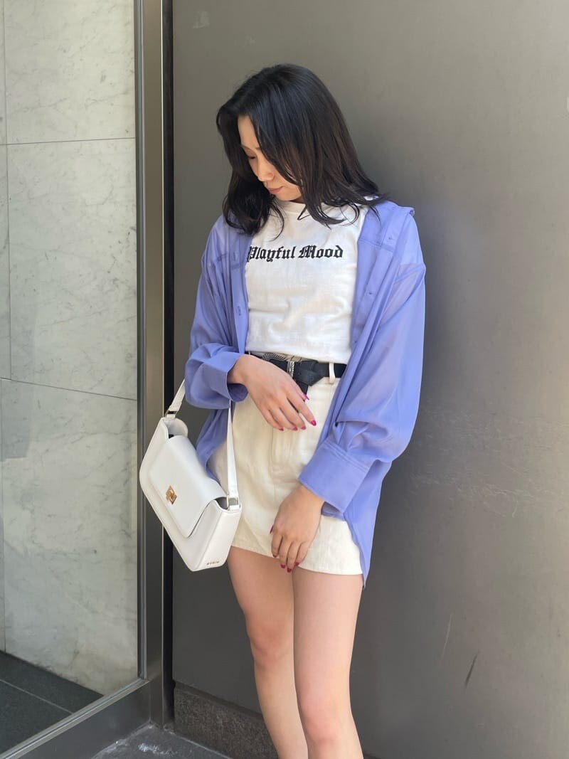 ホワイト系のTシャツ/カットソー、ホワイト系のスカート、ホワイト系のサンダルを着用したレディースの春コーディネートの3枚目の写真