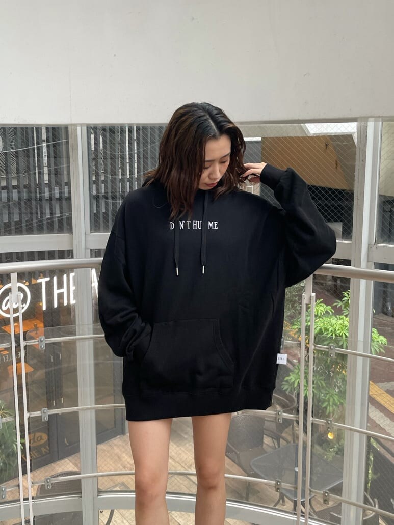 その他のブーツ、ブラック系のパーカーを着用したレディースの夏コーディネートの3枚目の写真