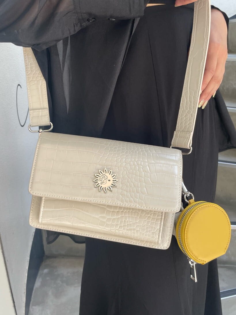 ブラック系のキャミソール、ブラック系のシャツ/ブラウス、ホワイト系のショルダーバッグを着用したレディースの夏コーディネートの5枚目の写真