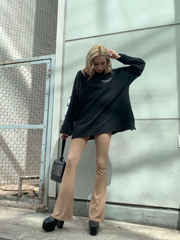 ブラック系のハンドバッグ、ベージュ系のレギンス/スパッツを着用したレディースの秋コーディネートの3枚目の写真