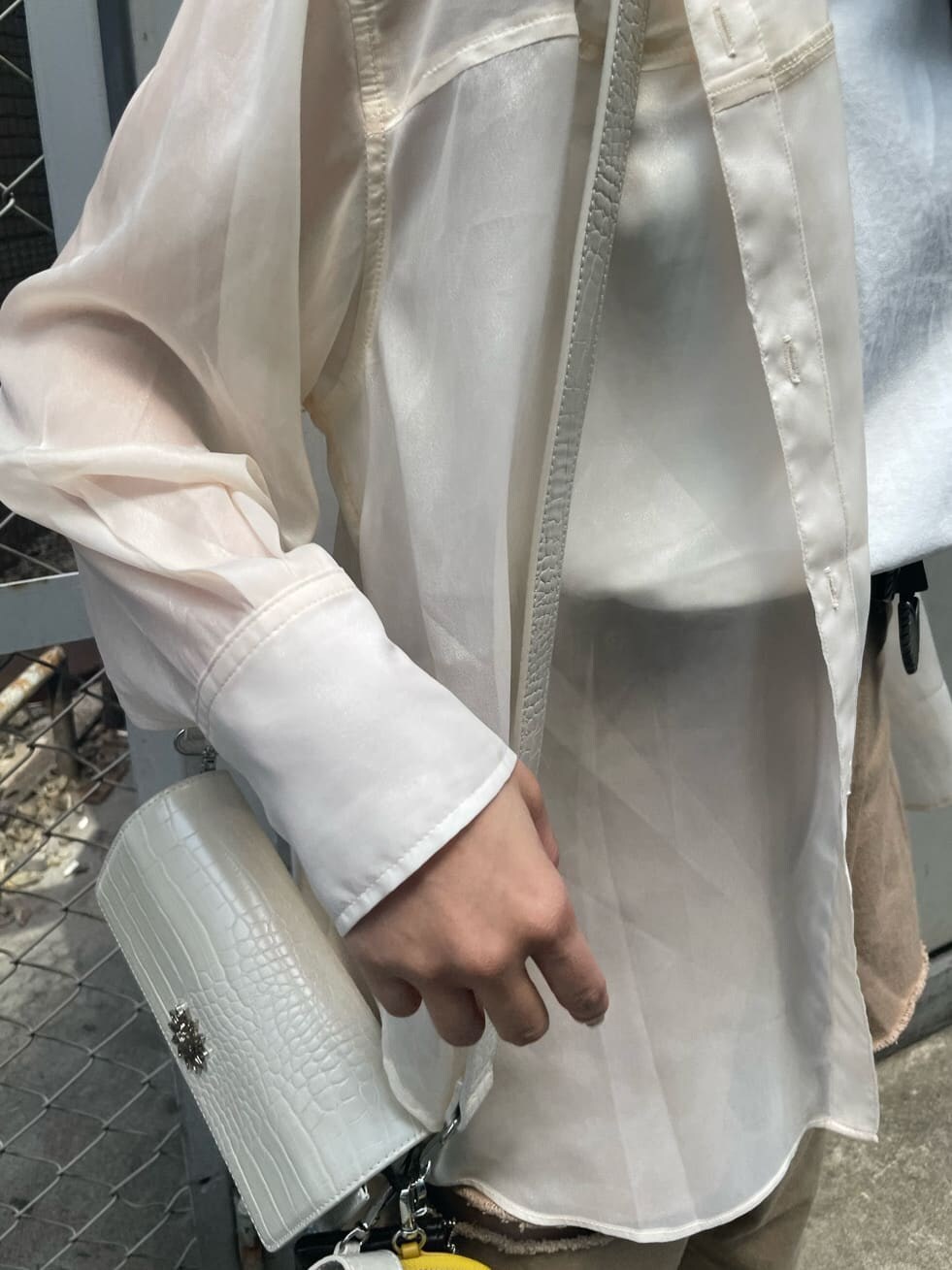 ホワイト系のTシャツ/カットソー、ホワイト系のスニーカー、ホワイト系のシャツ/ブラウスを着用したレディースの夏コーディネートの6枚目の写真