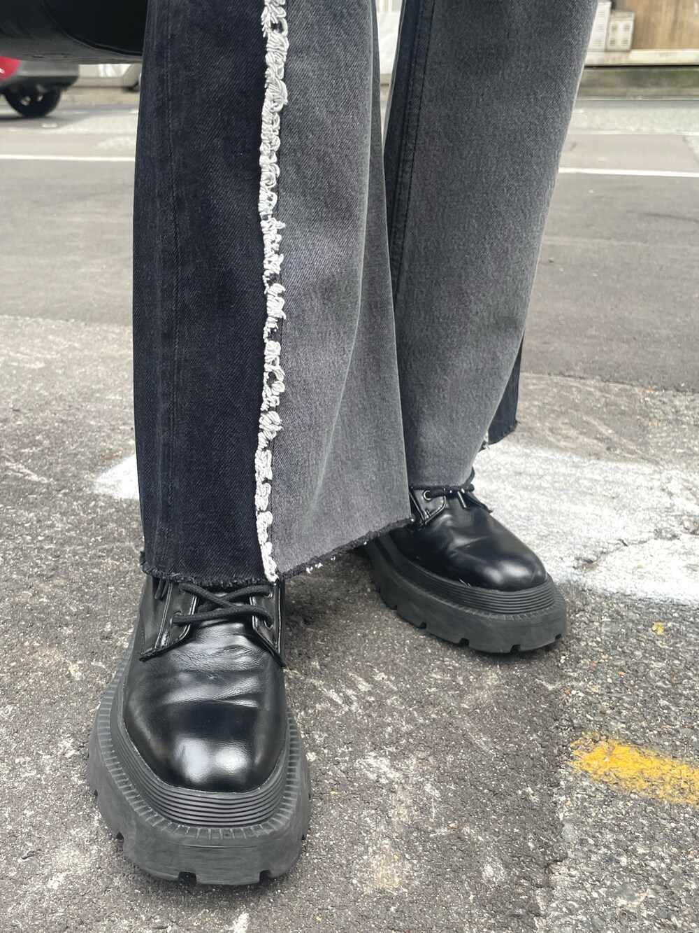 ブラック系のブーツ、ブラック系のハンドバッグ、ブラック系のニット/セーターを着用したレディースの秋コーディネートの8枚目の写真