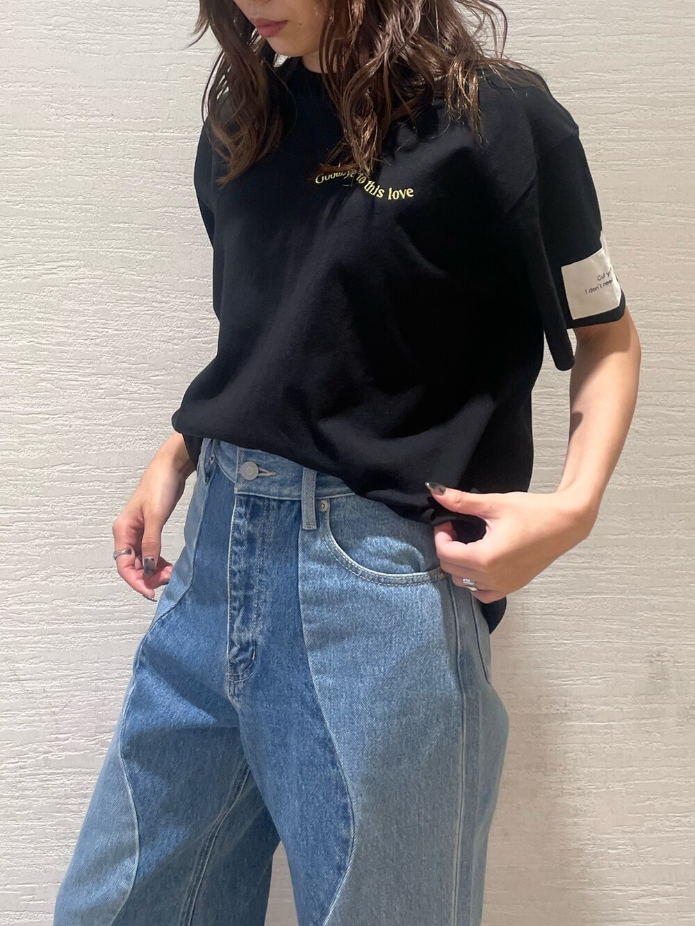 ブラック系のTシャツ/カットソー、ブルー系のデニムパンツを着用したレディースの夏コーディネートの6枚目の写真