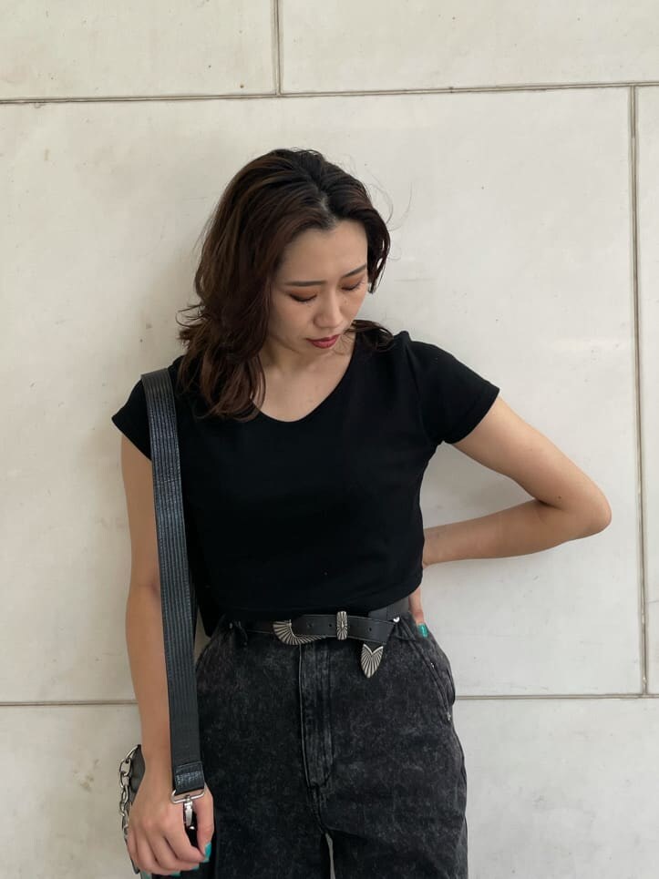 ブラック系のTシャツ/カットソー、ブラウン系のブーツ、ブラック系のデニムパンツを着用したレディースの夏コーディネートの4枚目の写真